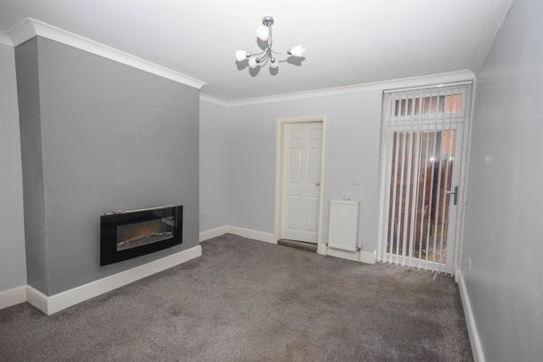 2 bed flat to rent in Richmond Road, South Shields, NE34 - Photo 1