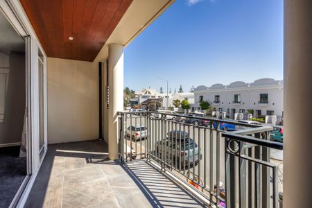 Modern Two-Bedroom Apartment with Sea Views - Heart of Sumner - Photo 2