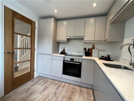 3 bedroom end of terrace house to rent - Photo 2