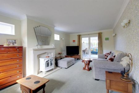 4 bedroom detached house to rent - Photo 2