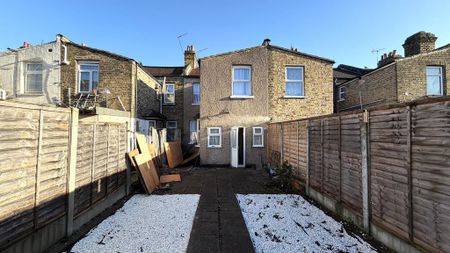 4 bedroom terraced house to rent - Photo 3