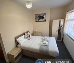 1 bedroom in a flat share to rent - Photo 2
