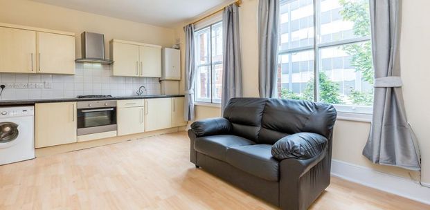 2 Bedroom, 1 bath, 1 reception Flat - Photo 1