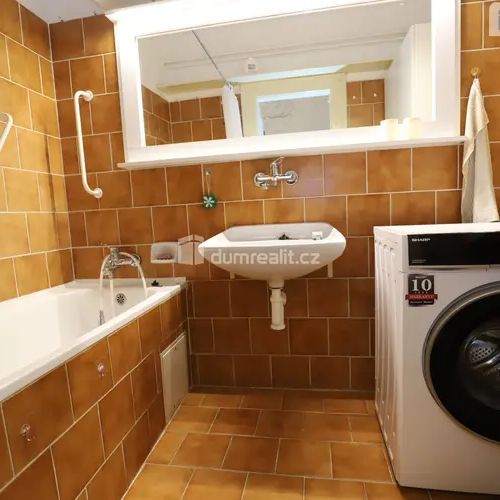Krásný slunný prostorný byt 2+1 v prvním patře s balkonem v cihlovém domě na Vinohradech - Fotografie 1