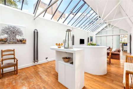 SHORT LET ONLY - A very spacious two bedroom coach house, tucked away on one of Clapham's most premier roads. - Photo 3