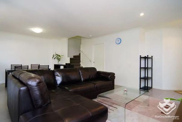 Double garaged 3 bedroom townhouse in Central Calamvale area - Photo 1