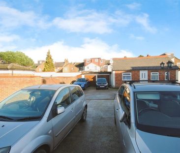 Benskin Road, Watford - Photo 1