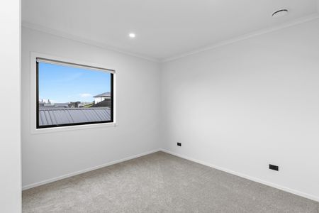 For rent is a luxurious, high-spec three-bedroom townhouse located in the heart of Peacockes, one of Hamilton's most rapidly developing and sought-after suburbs. - Photo 3