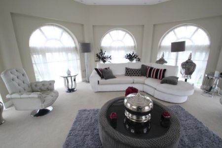 Princess Park Manor, Royal Drive, London, N11 3FL - Photo 3