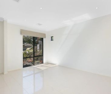 Modern Mentone Living – Stylish 3-Bedroom Townhouse at 5B Avenza St... - Photo 1