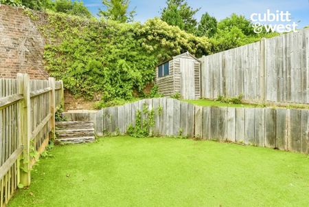 4 bedroom semi-detached house to rent - Photo 2