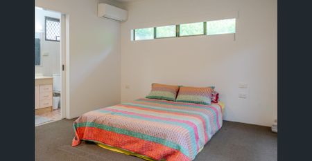 Charming 4-Bedroom Family Retreat with Pool & Solar in Mooroobool - Photo 5