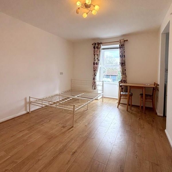 Studio to rent - Photo 1