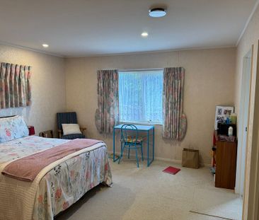 Stunning 4-Bedroom Residence in Desirable Goodwood - Photo 4