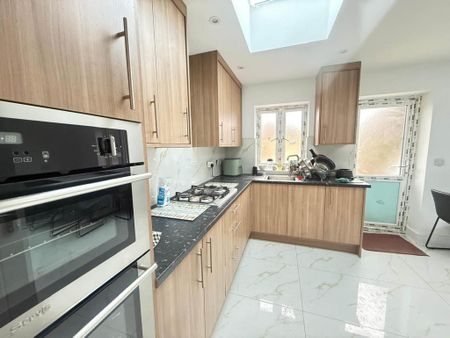 6 bedroom semi-detached house to rent - Photo 3