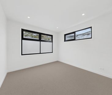 Contemporary Family Luxury on a Grand Scale - Photo 6