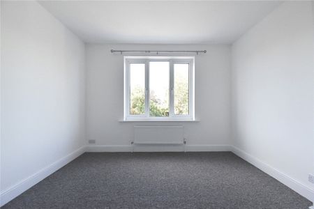 Well presented 3 bedroom semi-detached house situated to the north of the city offering a short commute to the Science Park and Cambridge north railway station. Driveway parking for 2 cars. GCH. Unfurnished. - Photo 4