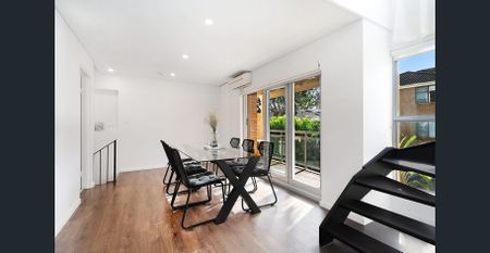 Spacious Two Bedroom Townhouse with Beachside Convenience - Photo 2