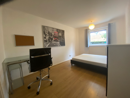 3 bedroom apartment to rent Rednal House, 102 Greetham Street, Southsea, PO5 - Photo 4