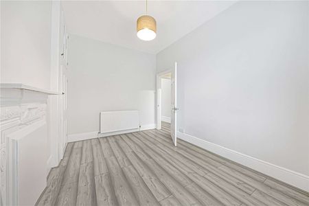 A bright two bedroom apartment to rent on Essendine Road located on the raised ground floor. - Photo 4