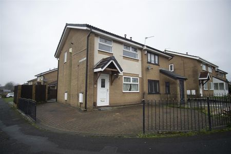 3 Bed House to Let on Ronaldsway, Preston - Photo 3