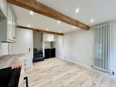 2 bedroom character property to rent - Photo 5