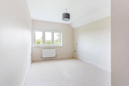 A spacious and modern three bedroom house in the village of Rushall, offering stunning views of the surrounding countryside. - Photo 3