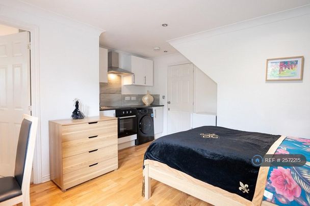 Studio to rent - Photo 1