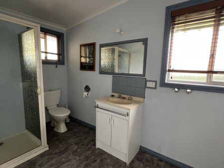 NEAT & TIDY STUDIO LIVING ! - Photo 5