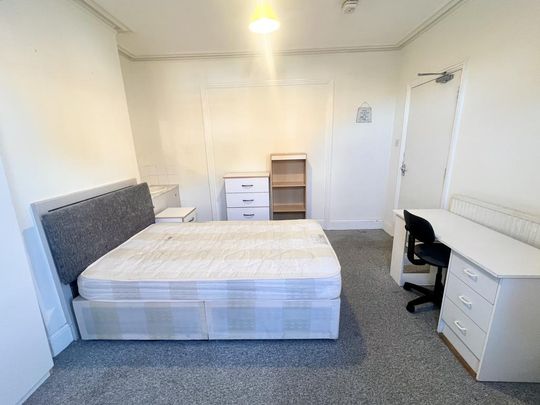 1 bedroom in a house share to rent - Photo 1