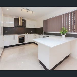 Open home rescheduled to 25th Mar 4:30pm-5pm-Family house with 10 kw Solars in Macgregor school catchment - Photo 2