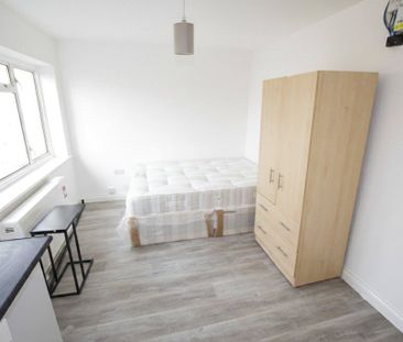 Collier Row Lane, Romford, RM5 - Photo 1