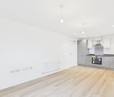 Savoy Place, Farnborough, Hampshire, GU14 - Photo 2