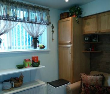 Small Batchelor w Bath&Kitchinette $700 Humber-Lakeshore - Photo 2