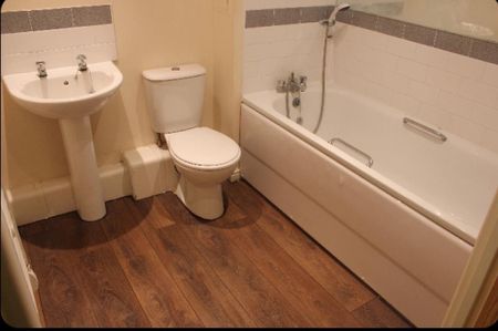 2 Bed Flat, City View, IG1 - Photo 5