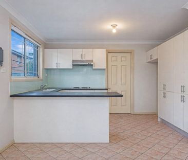 3 Bedroom Townhouse in Prime Location!! - Photo 3