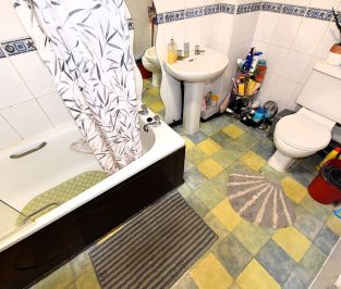 4 bedroom Flat in Otley Road, Leeds - Photo 3