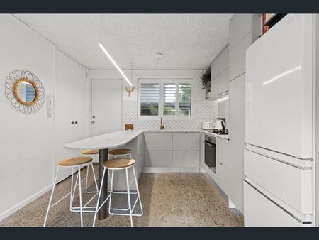 Stylish, low maintenance living - Photo 4