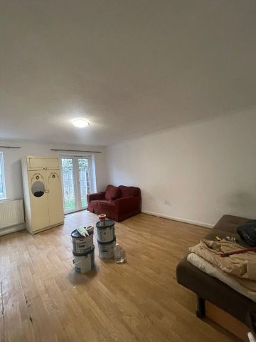 3 Bed Terraced House, Daffodil Gardens, IG1 - Photo 2