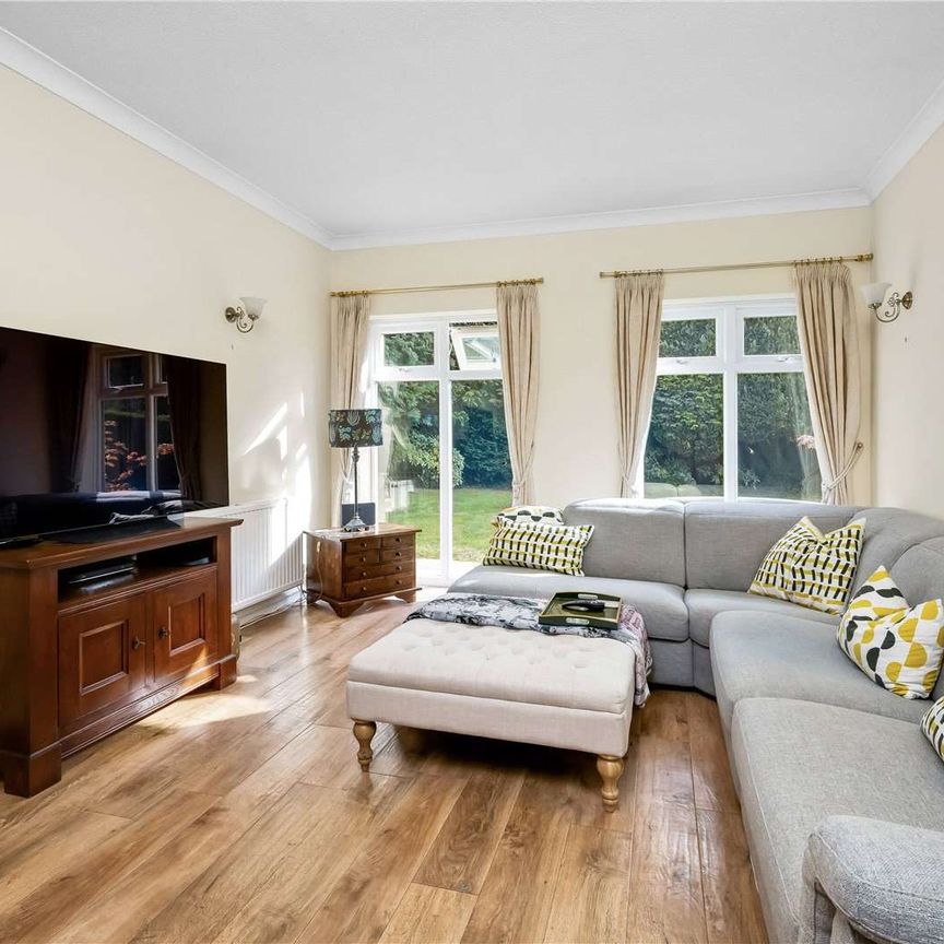 An exceptional detached family house with a double garage near the centre of Guildford and the Pewley Downs. - Photo 1