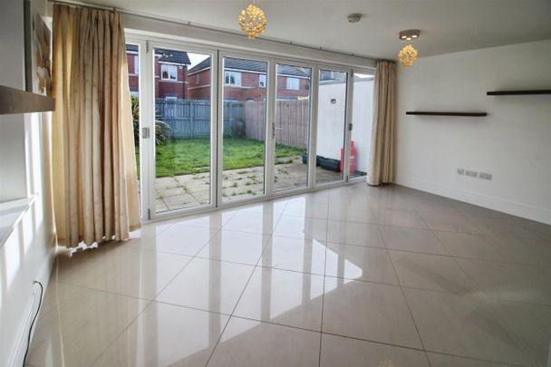 Leicester Square, Crossgates, Leeds - Photo 1