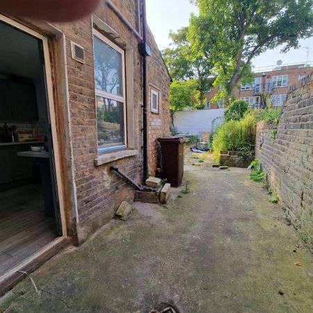 1 bedroom in a house share to rent - Photo 4