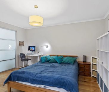 Ground floor unit with private entry and courtyard - Photo 4