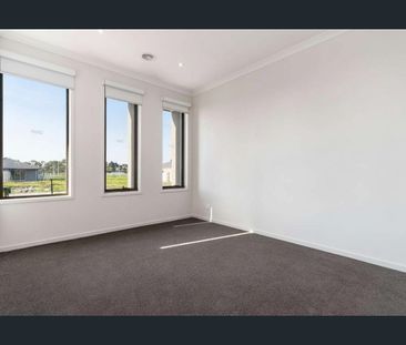 Spacious Family Living with Multiple Living Zones - Photo 3