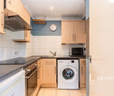 studio to rent Coopers Lodge, Acre Road - Photo 6