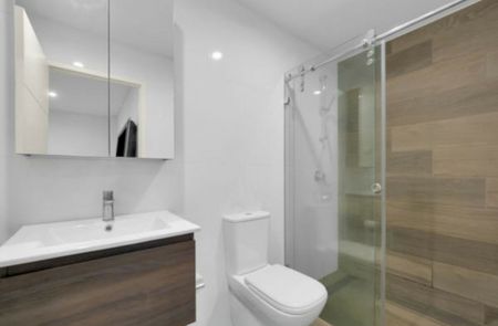 beautiful 2 Bedroom Apartment - Available Now! - Photo 2