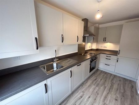 3 Bedroom House - Terraced - Photo 2
