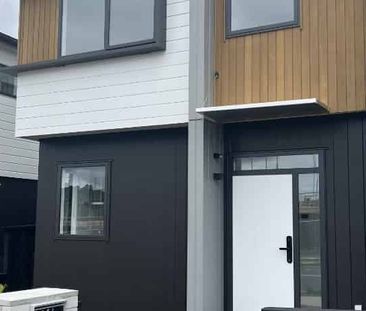 Modern Townhouse - Photo 2