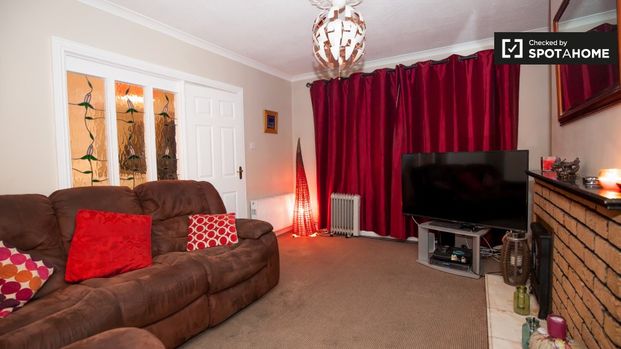 Room for rent in a 3-bedroom house in Oldbawn, Dublin - Photo 1