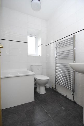 4 bedroom end of terrace house to rent - Photo 3